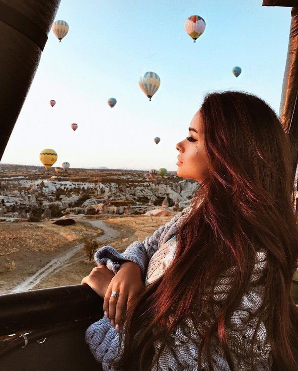 Девушка мечтает