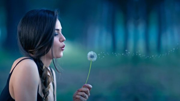 Девушка мечтает