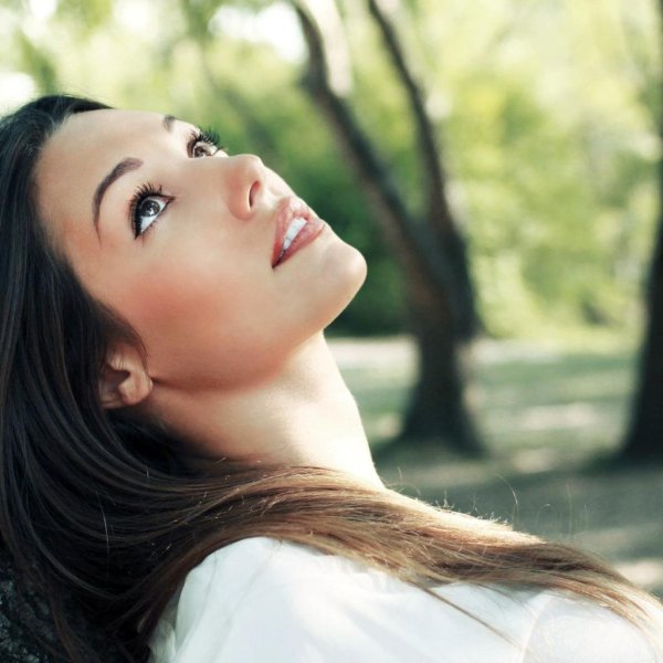 Девушка мечтает