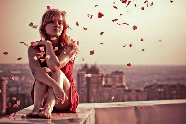 Девушка мечтает