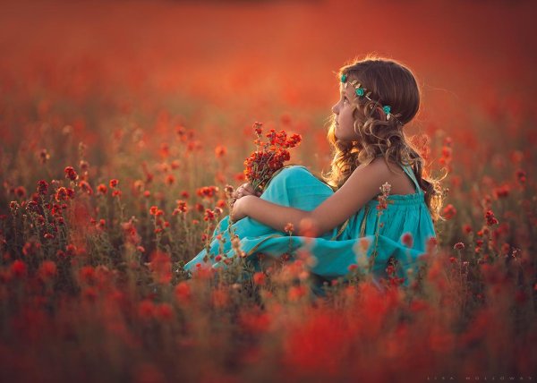 Девушка мечтает