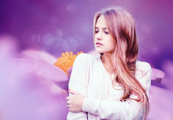 Девушка мечтает