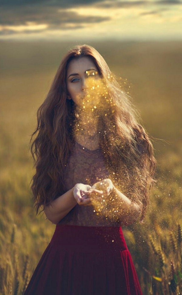 Девушка мечтает