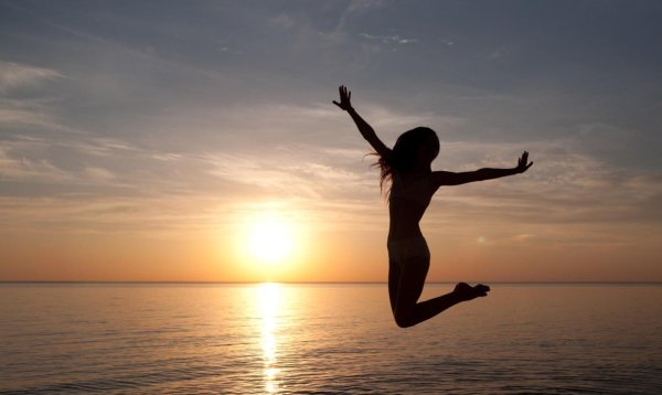 Девушка прыгает