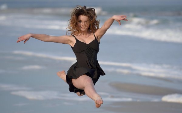 Девушка прыгает