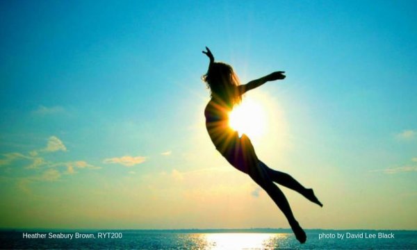 Девушка прыгает