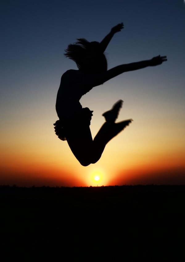 Девушка прыгает