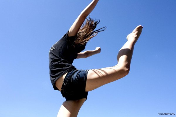 Девушка прыгает