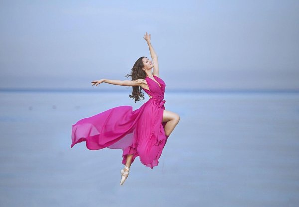 Девушка прыгает