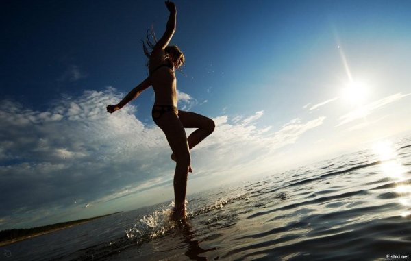 Девушка прыгает