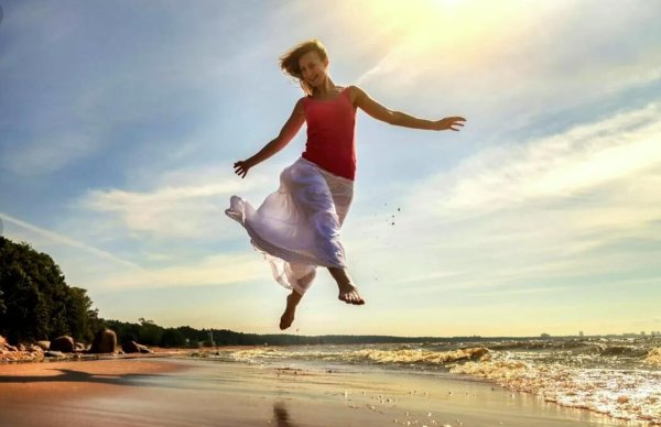 Девушка прыгает