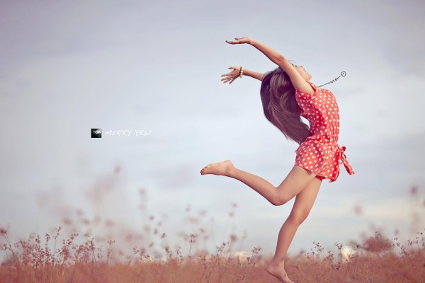 Девушка прыгает