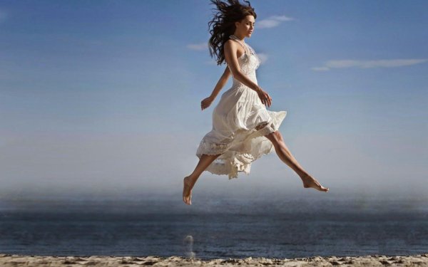 Девушка прыгает