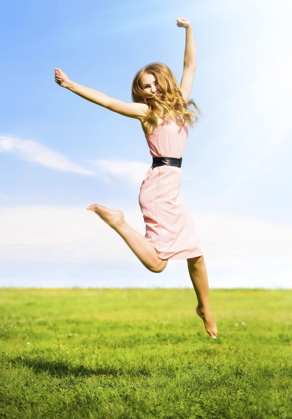 Девушка прыгает