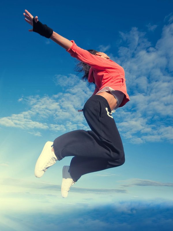 Девушка прыгает