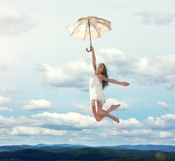 Девушка прыгает