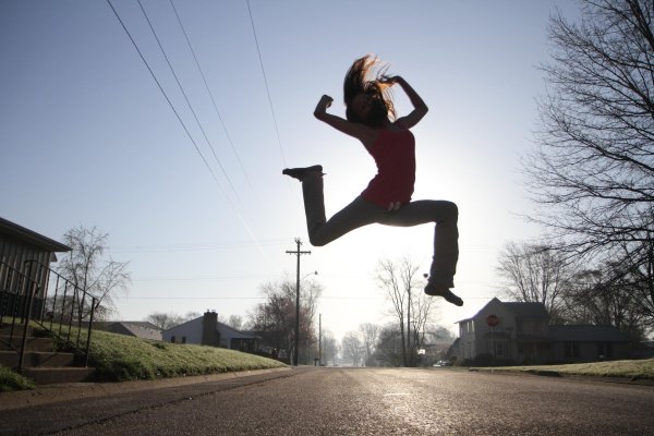 Девушка прыгает