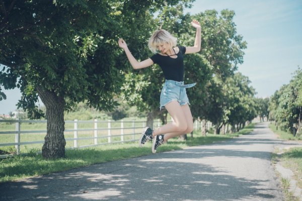 Девушка прыгает