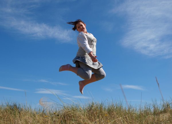 Девушка прыгает