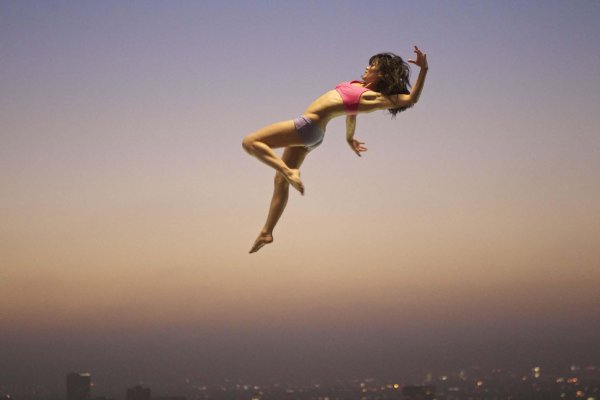 Девушка прыгает