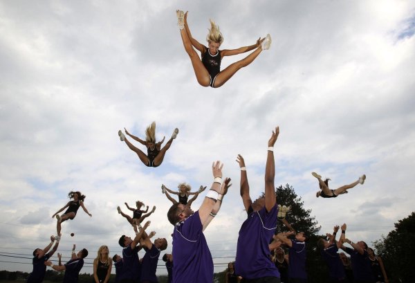 Девушка прыгает