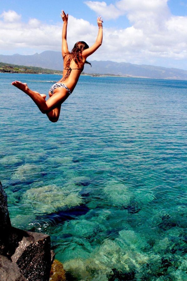 Девушка прыгает