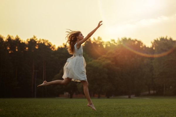 Девушка прыгает