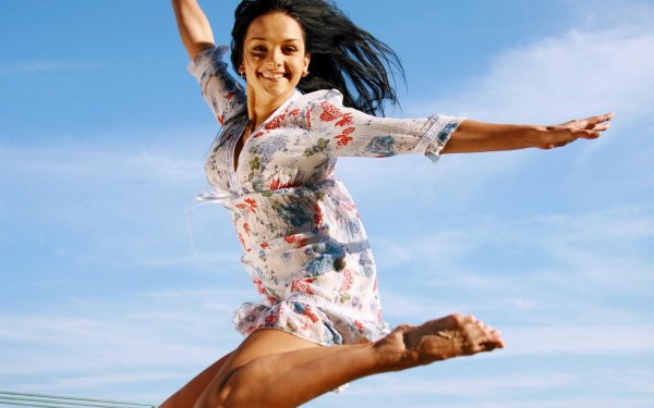 Девушка прыгает