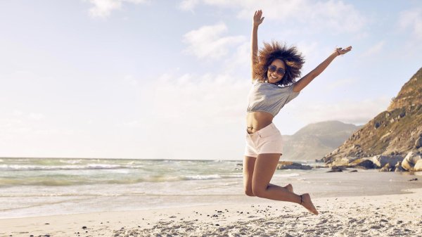 Девушка прыгает