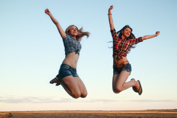 Девушка прыгает