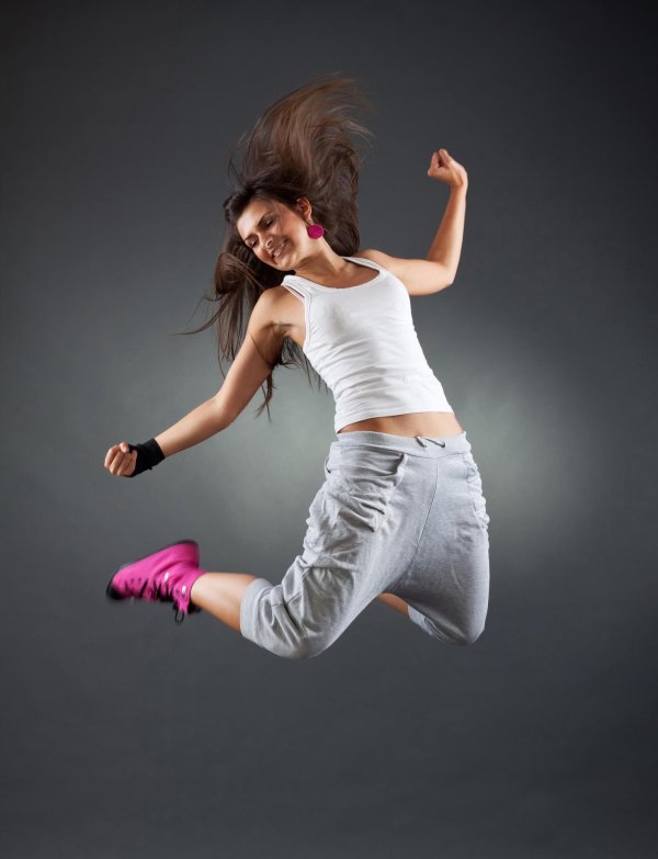 Девушка прыгает