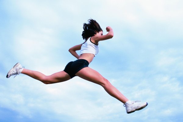 Девушка прыгает