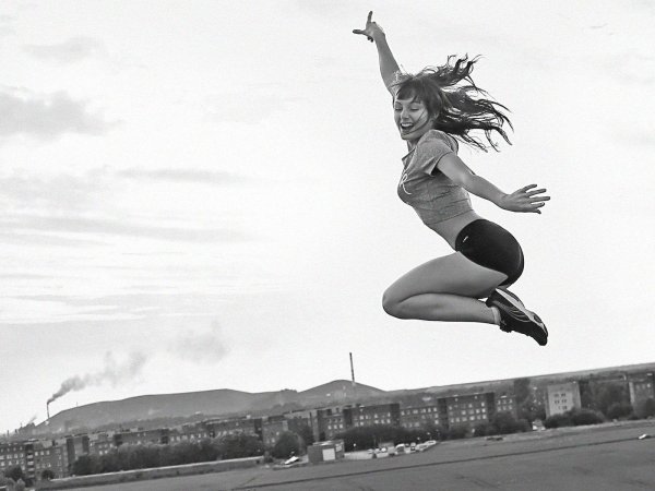 Девушка прыгает