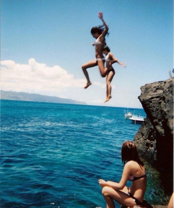 Девушка прыгает