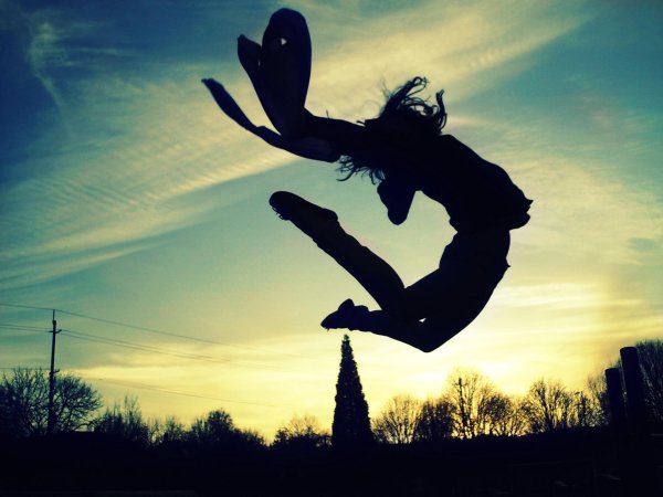 Девушка прыгает