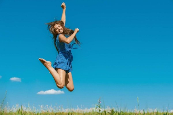Девушка прыгает