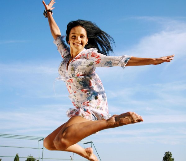 Девушка прыгает