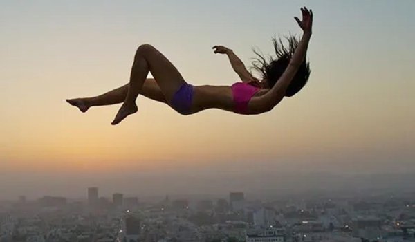 Девушка прыгает