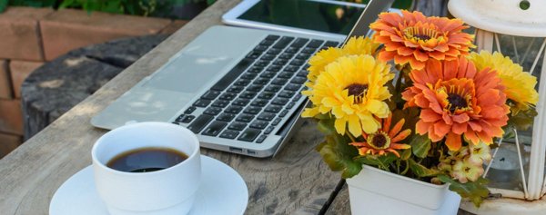 ноутбук и кофе