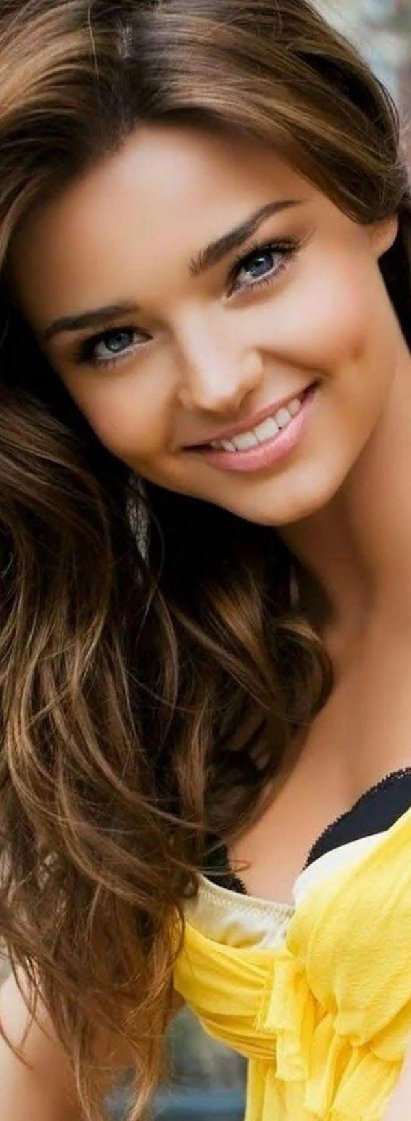 Улыбчивая девушка