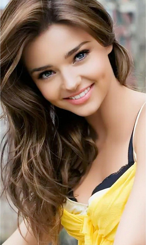 Улыбчивая девушка