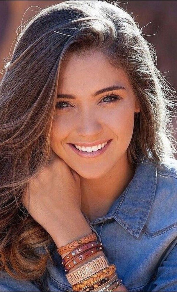 Улыбчивая девушка