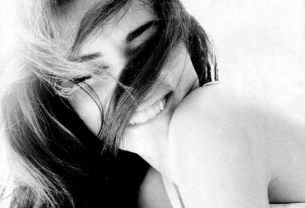 Улыбчивая девушка