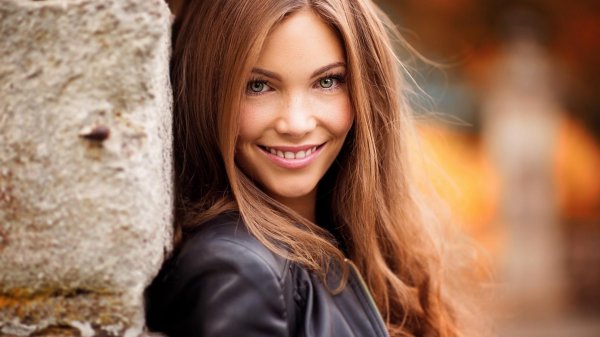 Улыбчивая девушка