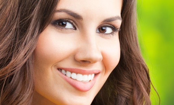 Улыбчивая девушка