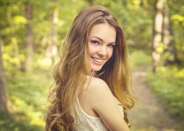 Улыбчивая девушка