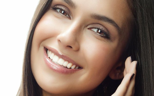 Улыбчивая девушка