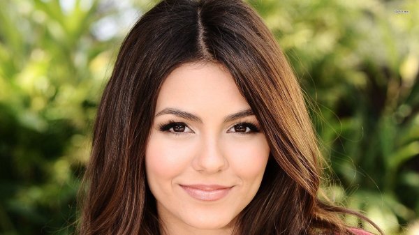 Улыбчивая девушка