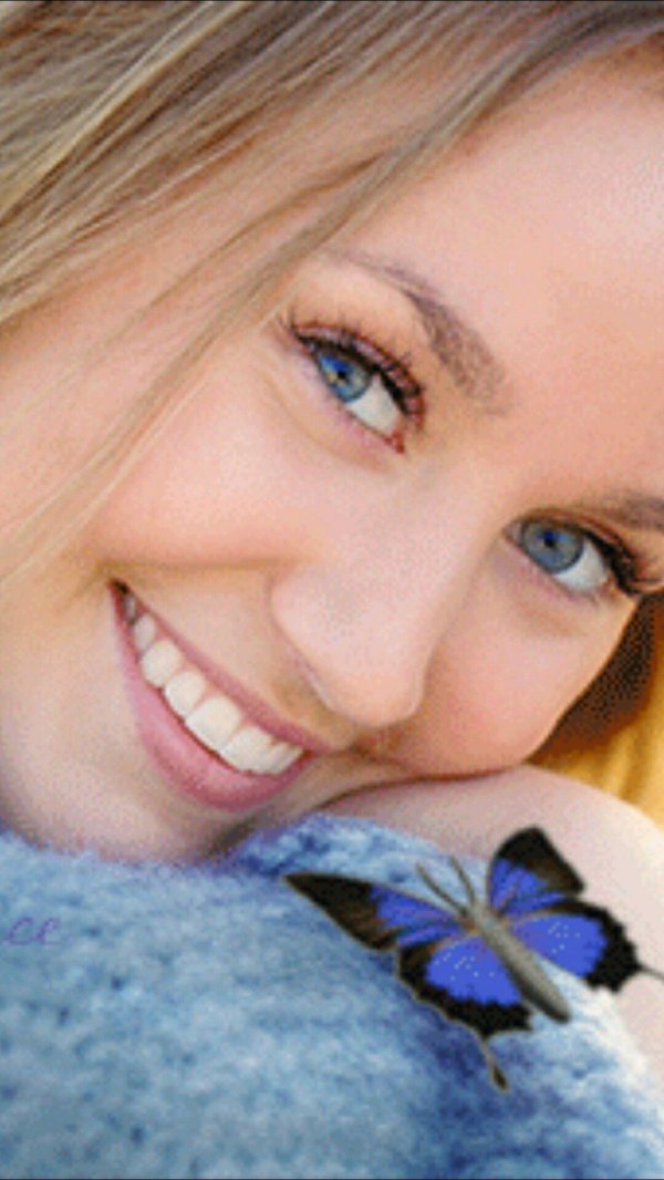 Улыбчивая девушка