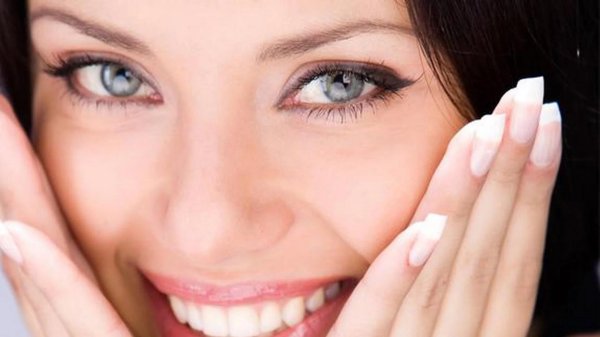 Улыбчивая девушка